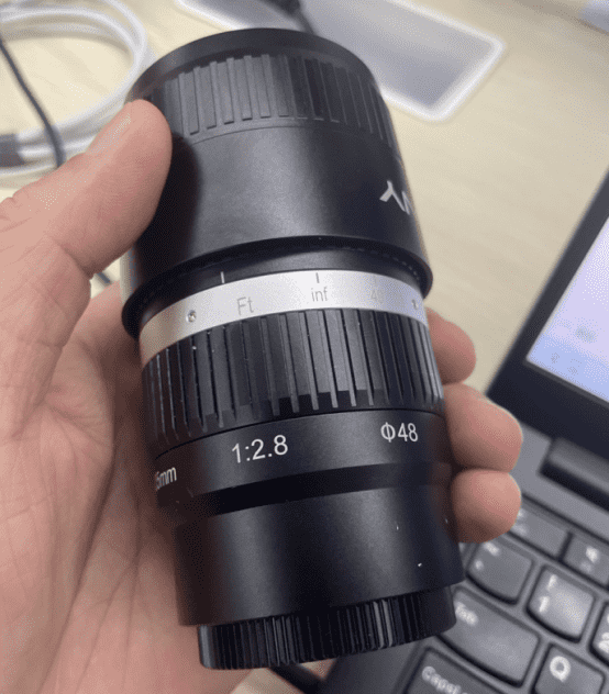 手のひらに載せたSV535本体