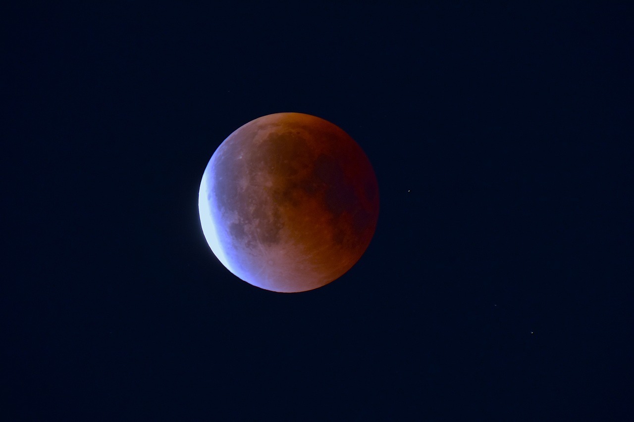 地球大気を通った光が月を照らす図
