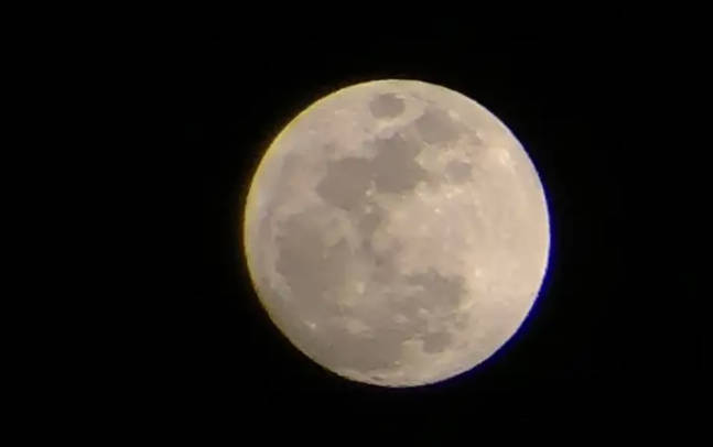 地球大気を通った光が月を照らす図