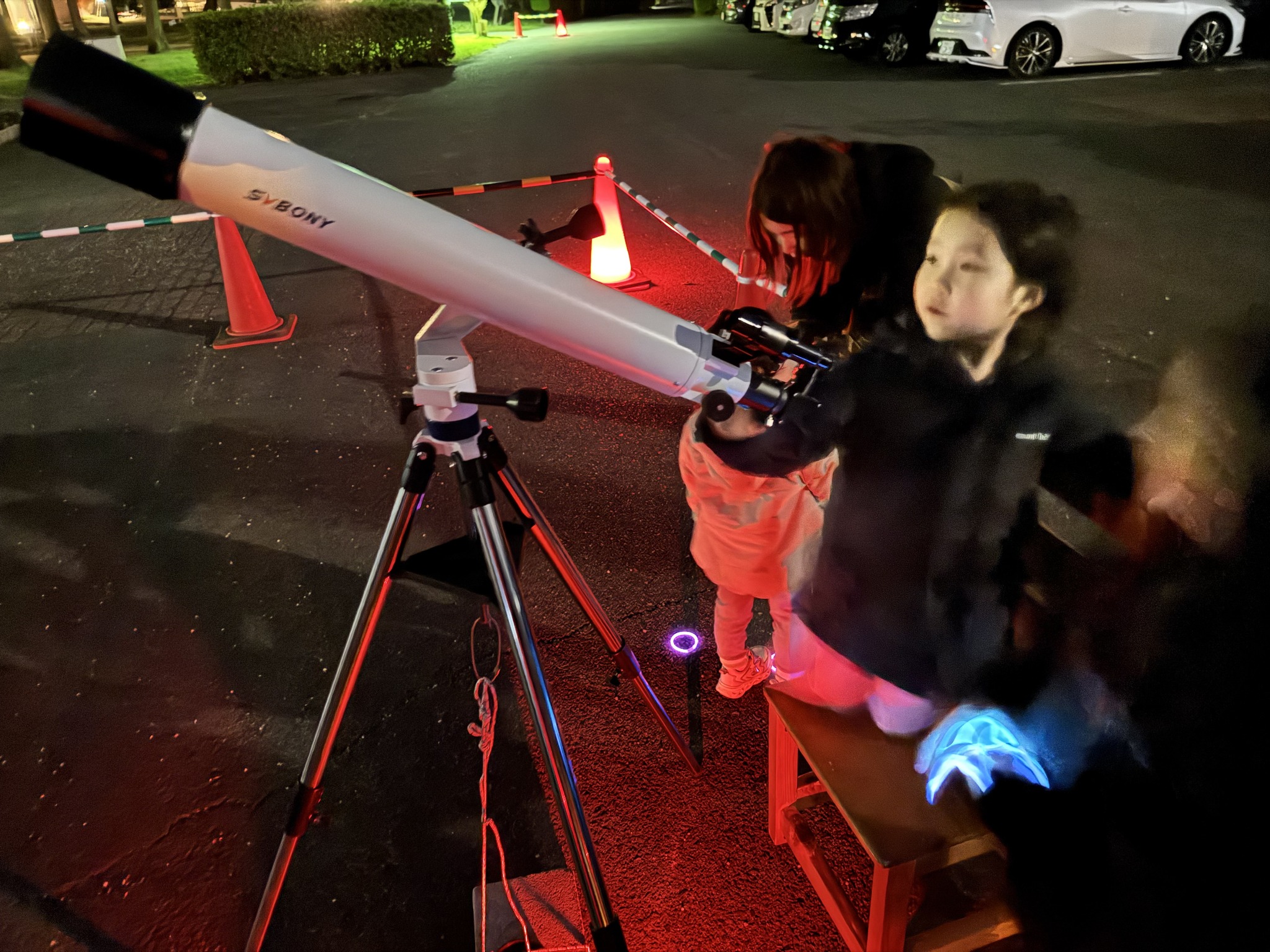 子どもたちがSV520望遠鏡で観測