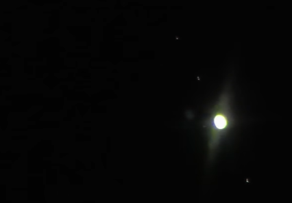 木星の上下にポツポツと小さく光る衛星のドットがきれいに並んでいる映像のキャプチャ